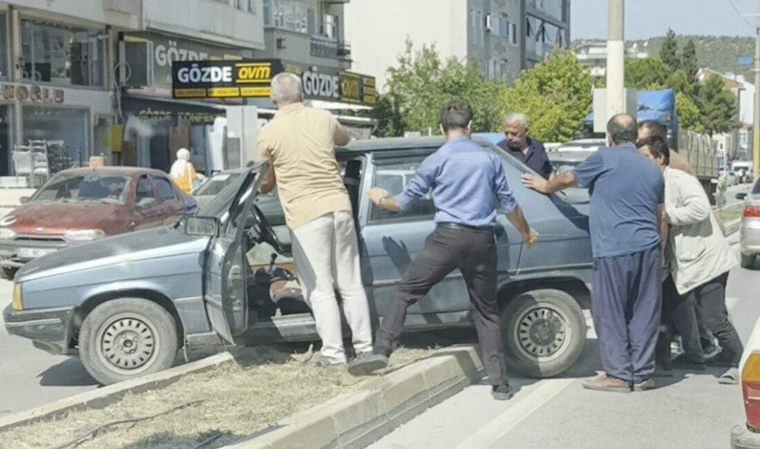 Sinop’un Boyabat ilçesinde meydana gelen trafik kazasında bir otomobil refüje