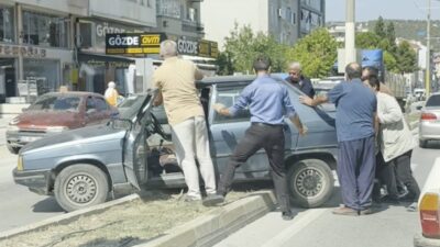 Sinop’un Boyabat ilçesinde meydana gelen trafik kazasında bir otomobil refüje