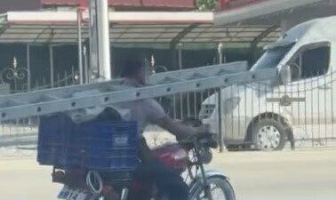 Osmaniye şehir merkezinde bir esnafın, motosikletiyle seyir halindeyken merdiveni boynuna