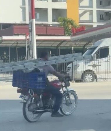 Osmaniye şehir merkezinde bir esnafın, motosikletiyle seyir halindeyken merdiveni boynuna