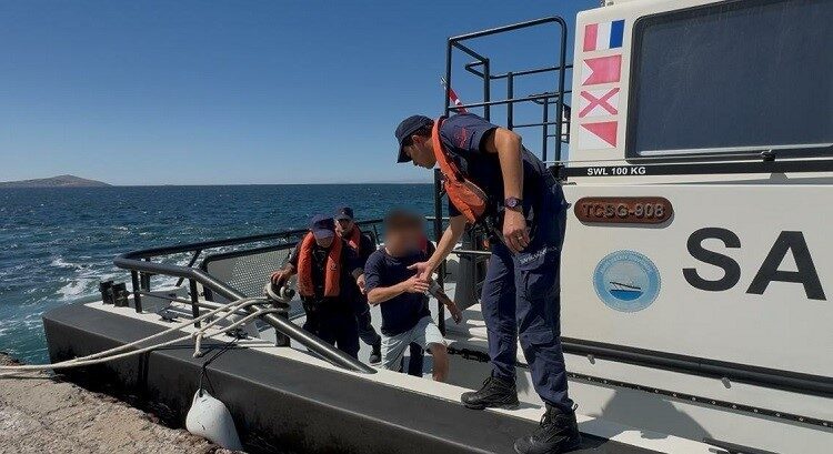Bozcaada ilçesinin açıklarında bulunan bir ticari gemide rahatsızlanan bir personelin