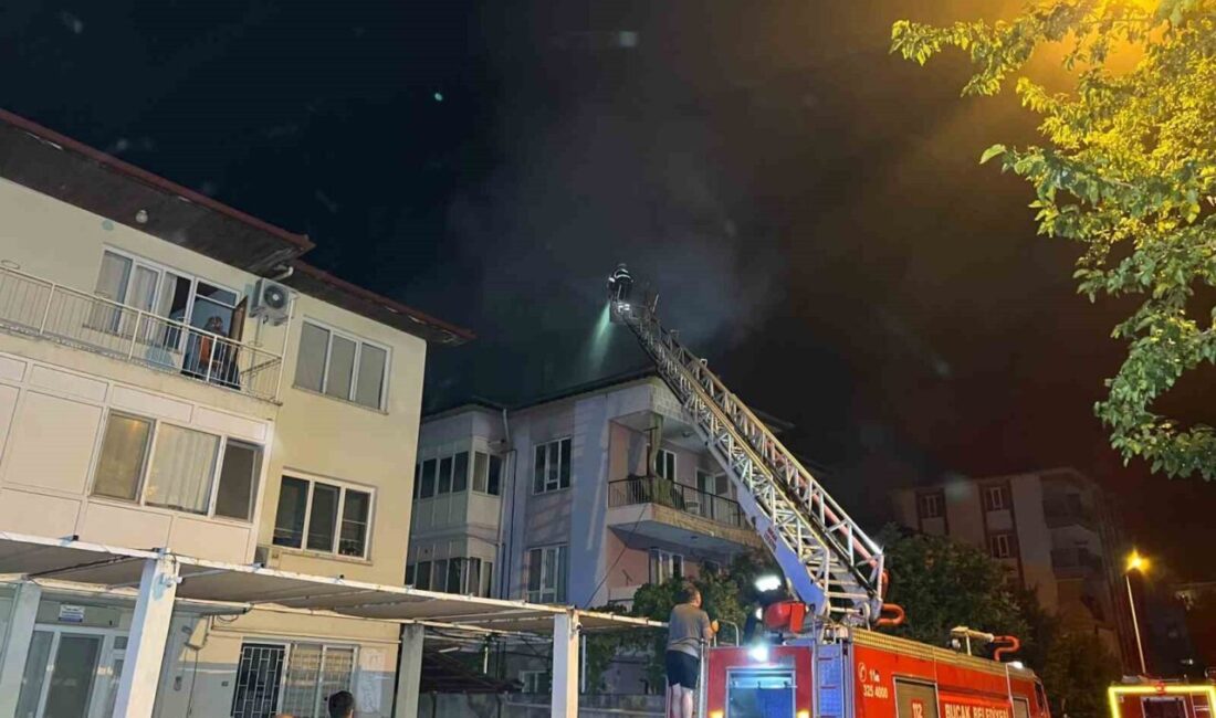 Bucak ilçesindeki bir binanın en üst katında çıkan yangın, itfaiye