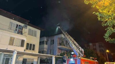 Bucak ilçesindeki bir binanın en üst katında çıkan yangın, itfaiye