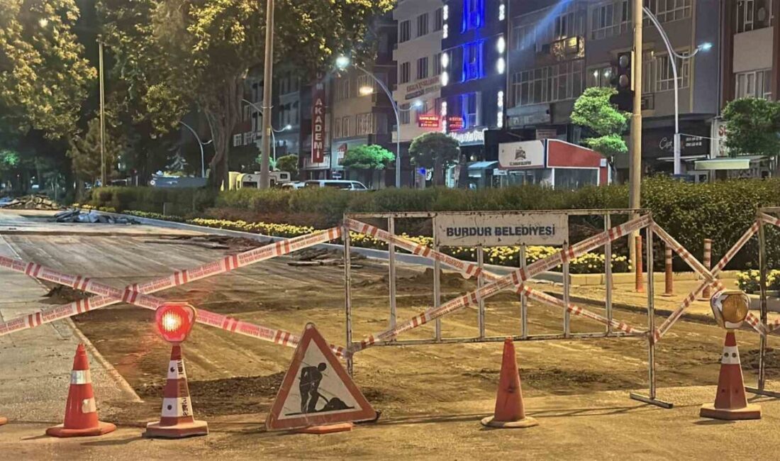 Burdur’da gece geç saatlerde gerçekleştirilen yama çalışması, çevreden gelen gürültü