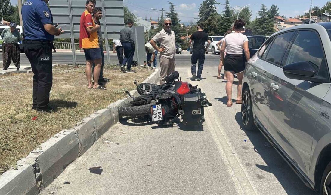 Burdur’da bir kavşakta meydana gelen trafik kazasında motosiklet ve otomobil