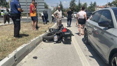 Burdur’da bir kavşakta meydana gelen trafik kazasında motosiklet ve otomobil
