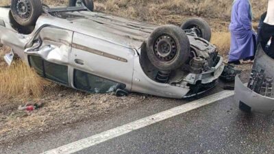 Burdur’un Yeşilova ilçesinde meydana gelen trafik kazasında otomobilin takla atması