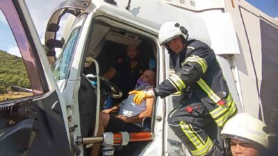 Burdur ilinde meydana gelen trafik kazasında, iki tırın çarpışması sonucunda