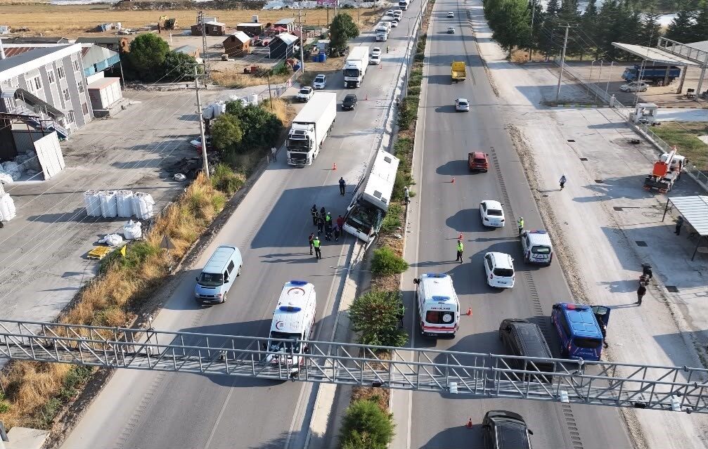 Bucak ilçesinde meydana gelen trafik kazasında, Ukraynalı turistleri taşıyan bir