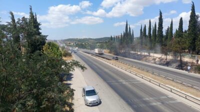 Bir anız yangını, Bursa’nın Nilüfer ilçesinde trafik akışını ciddi şekilde
