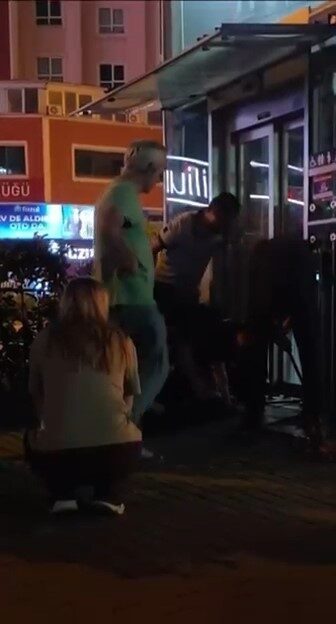 Bursa’nın Osmangazi ilçesinde Şehreküstü İstasyonu’nda mahsur kalan 2 genç, itfaiye