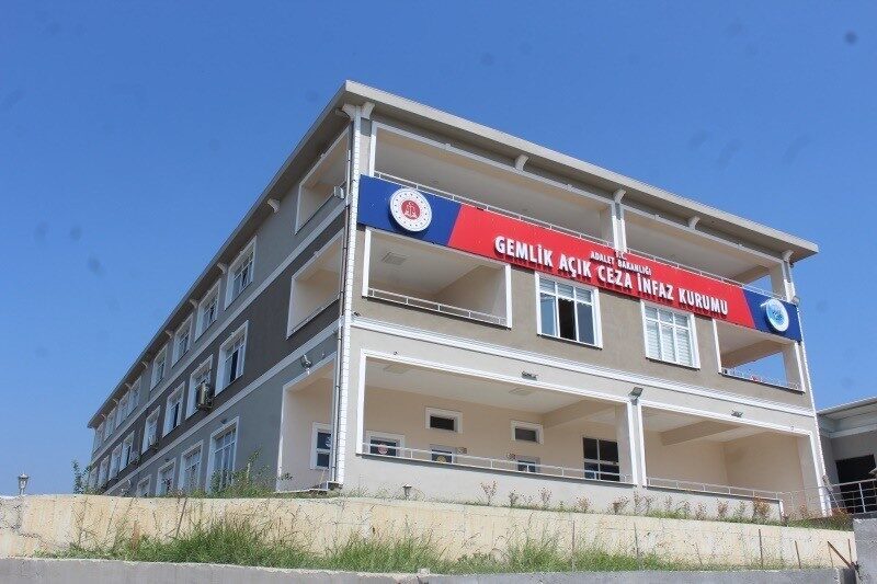 Bursa’nın Gemlik ilçesinde, firari bir hükümlünün yüksek gerilim direği yakınında
