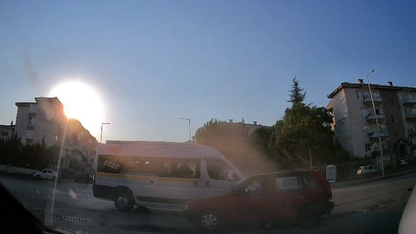 İnegöl ilçesinde meydana gelen zincirleme kazada bir servis minibüsü, bir