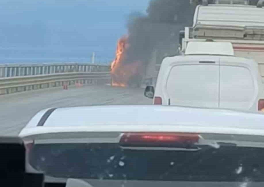 Bursa’da bir kamyonet seyir halindeyken alev aldı. Olay, İznik ilçesi