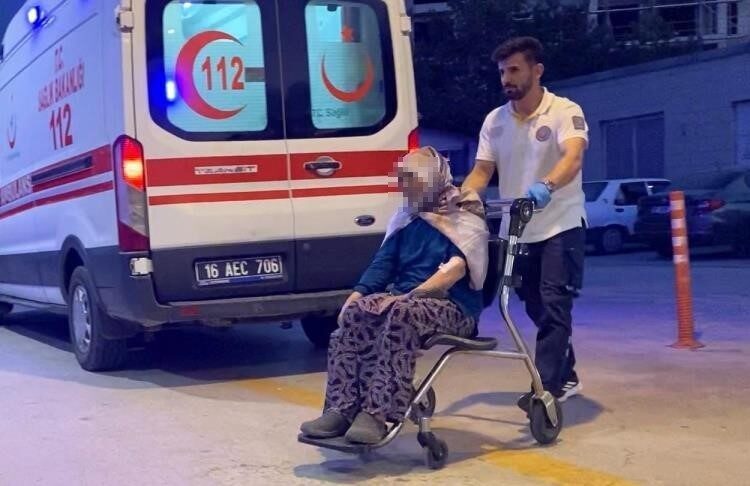 Bursa’nın İnegöl ilçesindeki bir evde çıkan yangında mahsur kalan bir