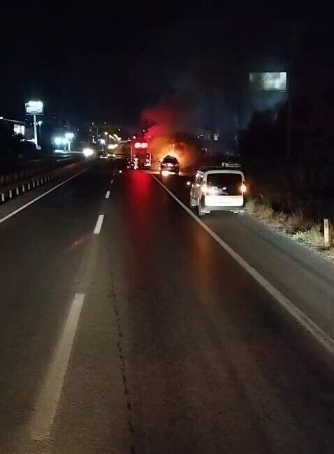 Bursa’da seyir halindeki bir lüks araç, şu ana kadar belirlenemeyen