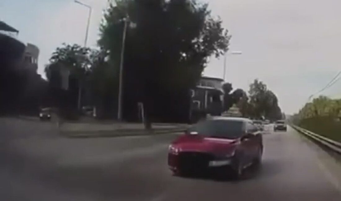 Bir otomobil, Bursa’da trafiğe makas atarak ilerlerken başka bir araca