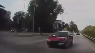 Bir otomobil, Bursa’da trafiğe makas atarak ilerlerken başka bir araca
