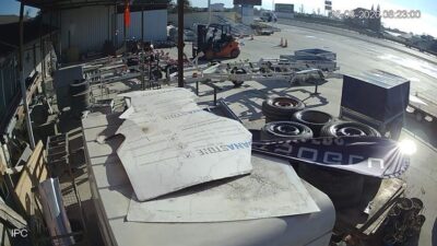 Bursa’da bir motosiklet sürücüsüyle yanındaki yolcunun, sürücünün yavaşladığı sırada arkadan