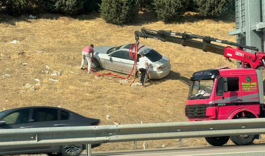 Bursa’da bir sürücü, direksiyon kontrolünü kaybederek otomobilini bariyerleri aşarak tarlaya