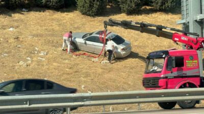 Bursa’da bir sürücü, direksiyon kontrolünü kaybederek otomobilini bariyerleri aşarak tarlaya