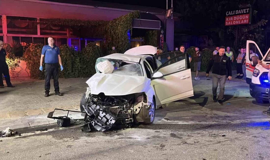 Bursa’da kavşaktan ayrılmak isteyen bir otomobile, karşı yönden hızla giden