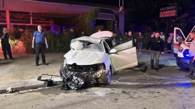 Bursa’da kavşaktan ayrılmak isteyen bir otomobile, karşı yönden hızla giden
