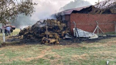 Bursa’nın İnegöl ilçesinde bir samanlıkta meydana gelen yangın, itfaiye ekiplerinin