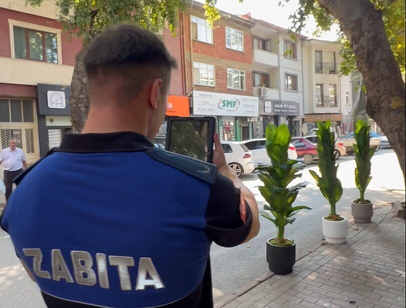 İnegöl Belediyesi Zabıta Müdürlüğü’nün ekipleri, şehirdeki ana caddelerde faaliyet gösteren