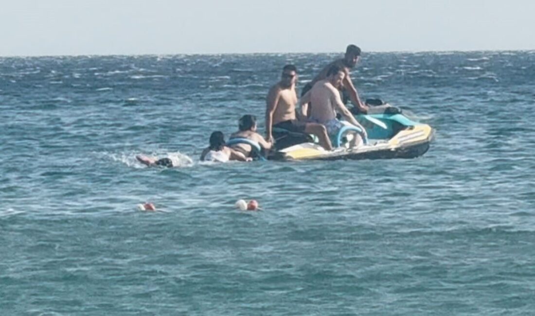 Büyükçekmece Kumburgaz sahilinde boğulma tehlikesi geçiren bir kadın, cankurtaranlar tarafından