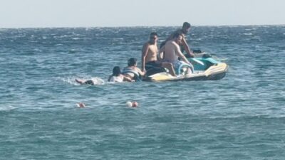 Büyükçekmece Kumburgaz sahilinde boğulma tehlikesi geçiren bir kadın, cankurtaranlar tarafından