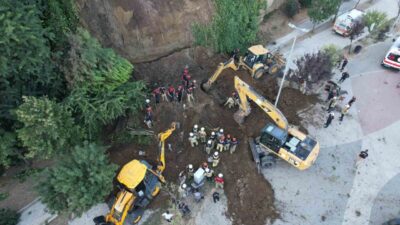 Büyükçekmece Mimar Sinan Sahilinde gerçekleşen toprak kaymasında 2 kişinin göçük
