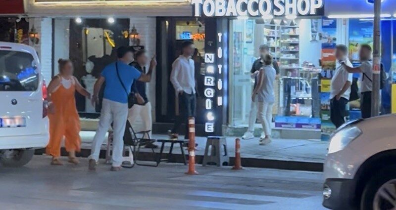 Eskişehir’in Tepebaşı ilçesinde, bir bireyin aracından inip kaldırımda bulunan bir