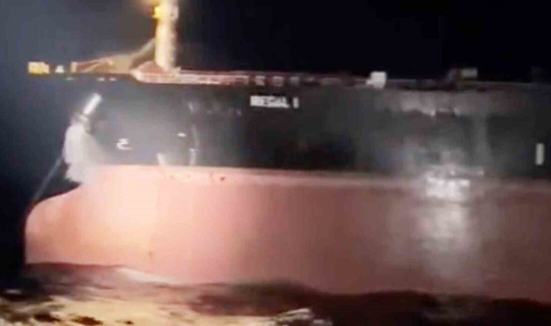 Çanakkale Boğazı’ndan seyreden 269 metre uzunluğundaki ‘REGAL 1’ adlı tanker,