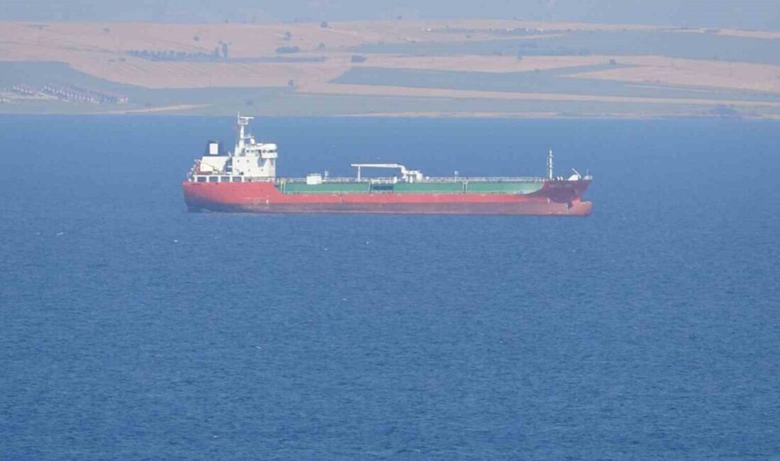 Çanakkale Boğazı’ndan geçmekte olan 119 metre uzunluğundaki ‘HAVVA ANA’ adlı