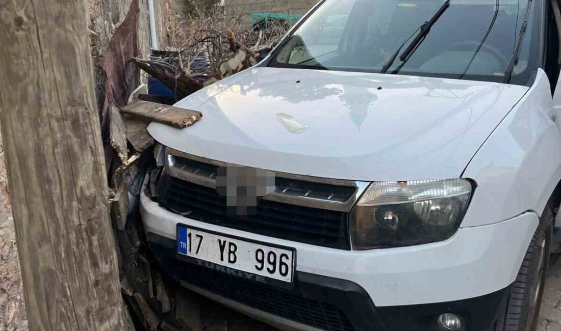 Çanakkale’de, sürücüsünün kalp krizi geçirdiği iddia edilen bir araç, duvara