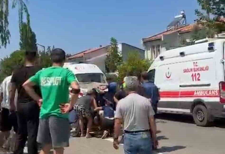 Gökçeada ilçesinde meydana gelen trafik kazasında 2 kişi hayatını kaybetti.