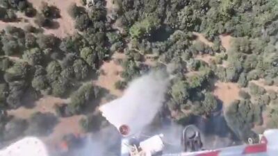 Çanakkale’nin Bayramiç ilçesindeki ormanlık alanda çıkan yangına ekiplerin hava ve