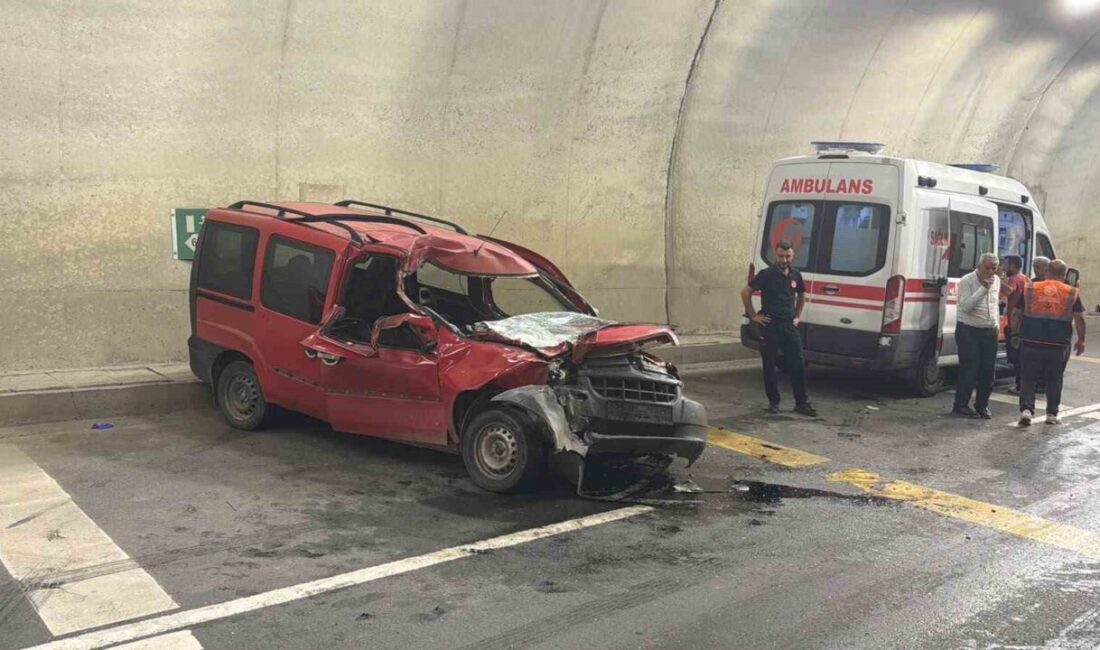 Hopa ilçesindeki Cankurtaran Tüneli’nde meydana gelen trafik kazasında baba ve