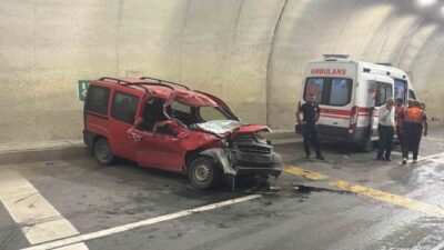 Hopa ilçesindeki Cankurtaran Tüneli’nde meydana gelen trafik kazasında baba ve