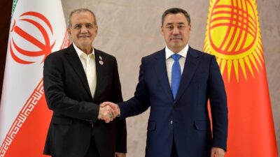 Kırgızistan Cumhurbaşkanı Sadır Caparov, İran Cumhurbaşkanı Mesud Pezeşkiyan ile bir