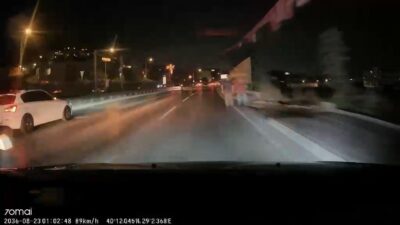 Bursa’da ana yolda seyir halinde olan bir araç, yolda yürüyen