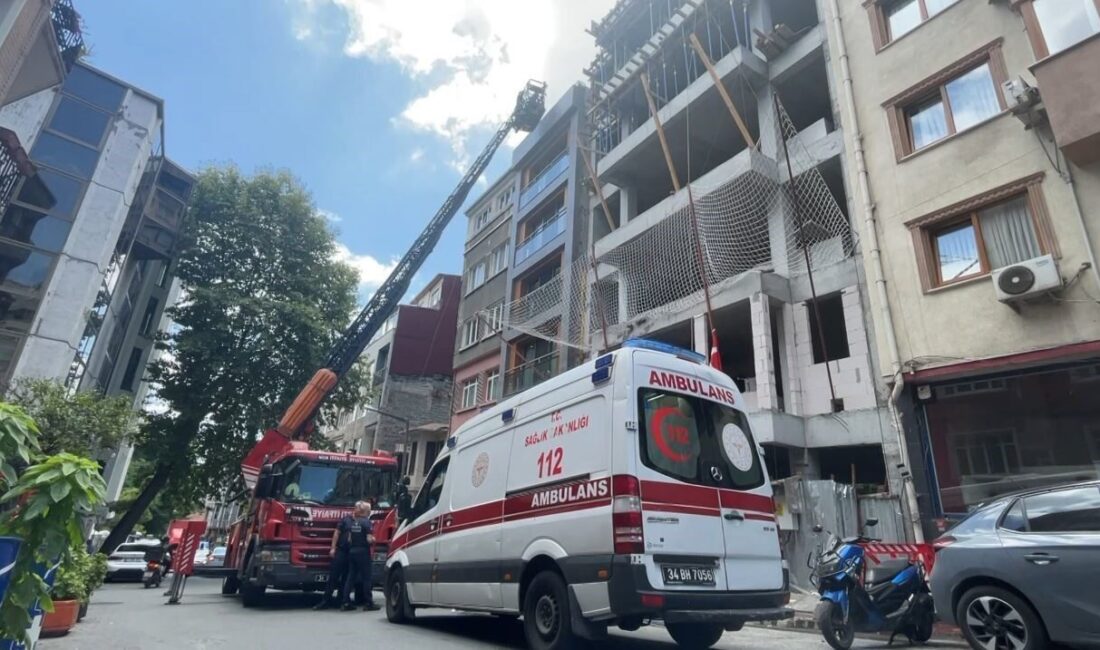 İstanbul Beyoğlu’nda bulunan bir binanın çatı katında çıplak bir şahsın