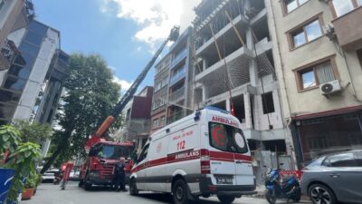 İstanbul Beyoğlu’nda bulunan bir binanın çatı katında çıplak bir şahsın