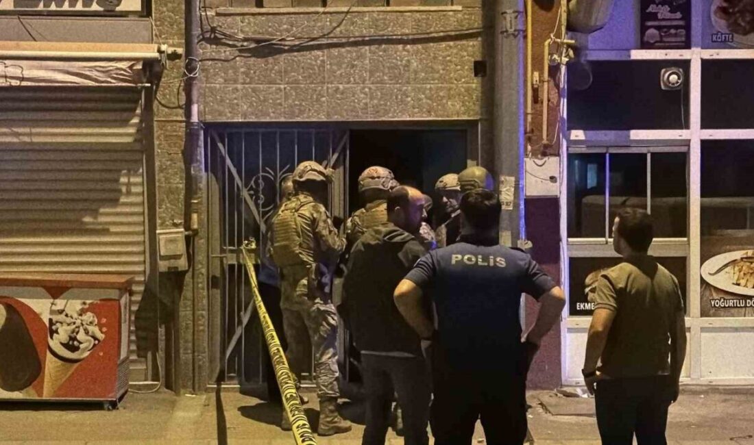 Eskişehir’de ailesiyle yaşadığı bir anlaşmazlık sonrasında çatıya çıkan bir kişi,