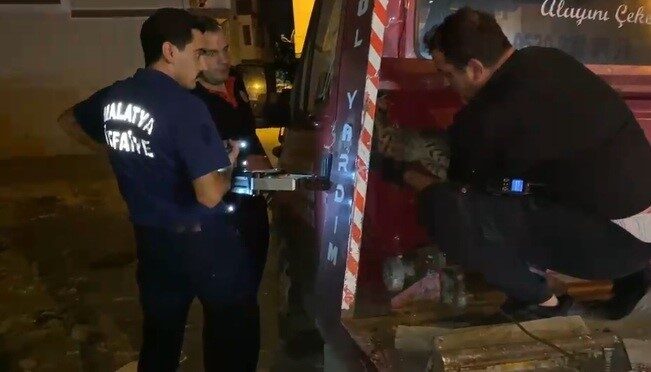 Malatya’nın Yeşilyurt ilçesinde, bir çekicinin kasasına sıkışan kedi, itfaiye ekiplerinin