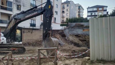 Çekmeköy’de, temel kazısı yapılan bir inşaatın istinat duvarının çökmesi sonucu