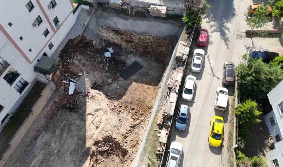 Çekmeköy ilçesinde bulunan bir inşaatın dün akşam saatlerinde istinat duvarı