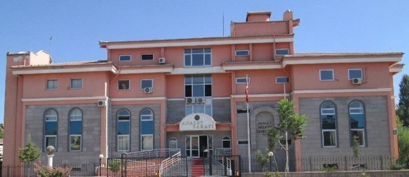 Adıyaman’ın Gölbaşı ilçesinde farklı suçlardan aranan bir kadın, polis tarafından