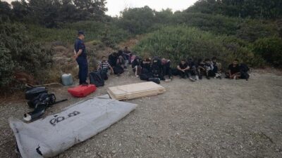 İzmir’in Çeşme ilçesinde, Sahil Güvenlik ve jandarma ekiplerinin birlikte yürüttüğü